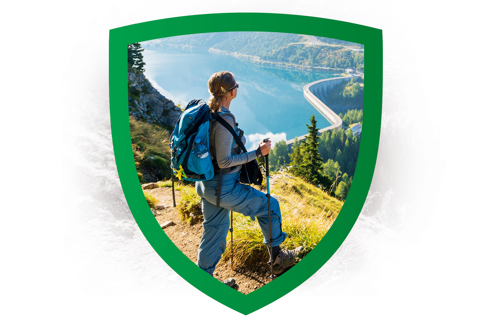 Turystka na szlaku z plecakiem w górach Ubezpieczenia Turystyczne Głaz online